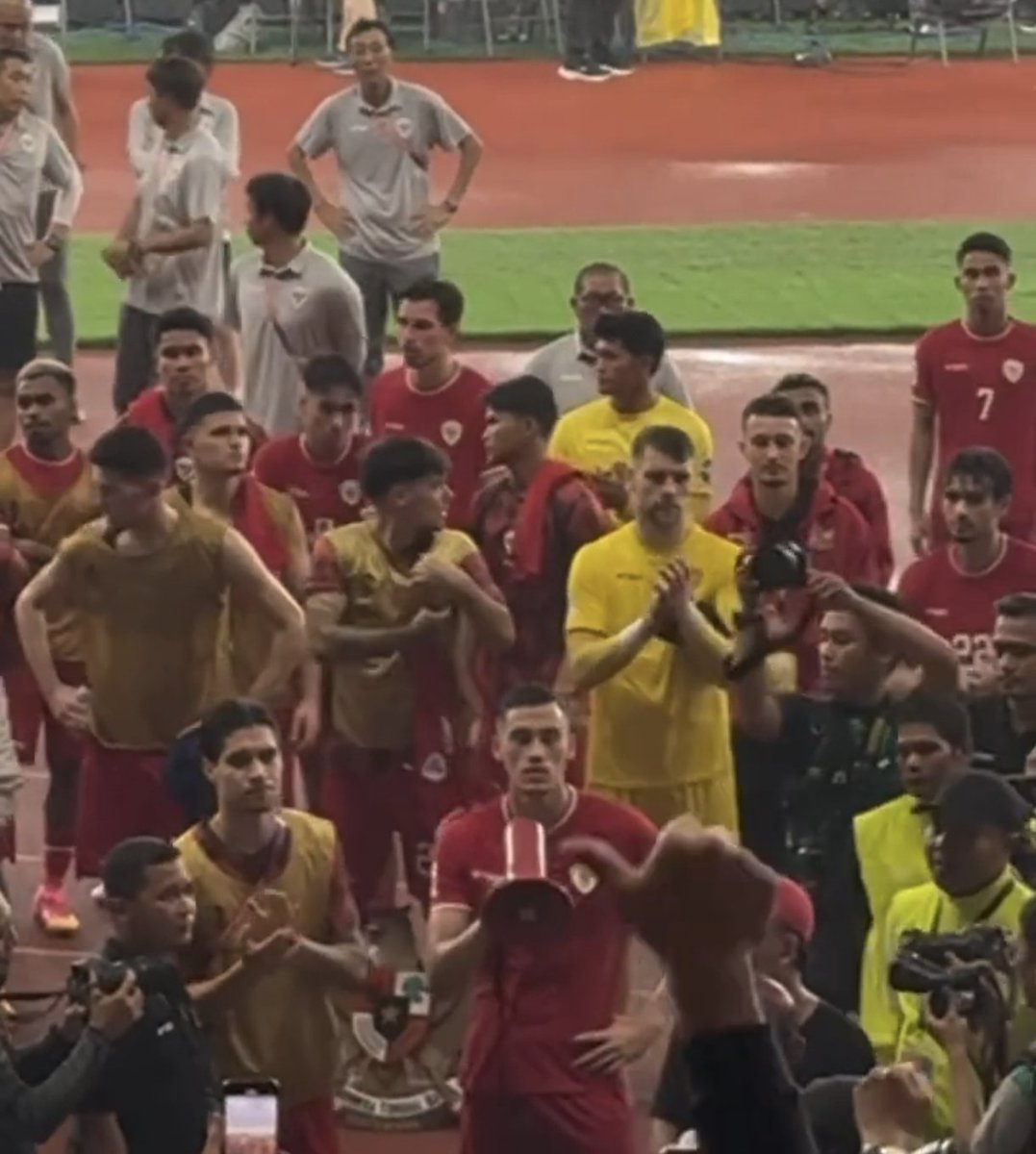 idextratime's tweet photo. 🚨 JUST IN : Pelatih timnas Indonesia, John Herdmann, konfimasi para pemain timnas tidak akan menjalankan tradisi menyapa suporter dengan mengelilingi Stadion Utama Gelora Bung Karno setelah menghadapi Singapura.

Keputusan tersebut diambil untuk memberikan waktu pemulihan lebih banyak kepada para pemain, karena timnas hanya punya waktu pemulihan penuh 2 hari sebelum laga vs Malaysia (28/9).

📝 Konferensi pers