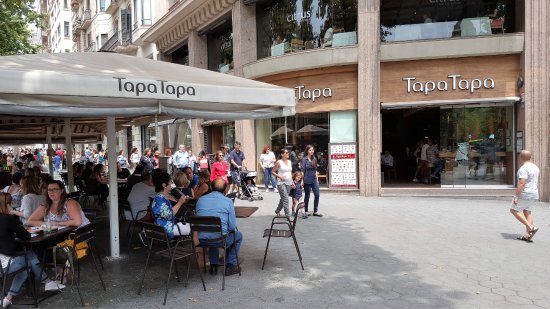 esperitverd's tweet photo. @bcn_ajuntament
@parlamentcat  Terrassa col·lapsada: la cambrera no podia ni servir les taules de la quantitat de persones demanant diners. Us heu trobat mai? Us llegeixo 👇 
#Hostaleria #Barcelona  #Actualitat https://t.co/QUvxTBDw28