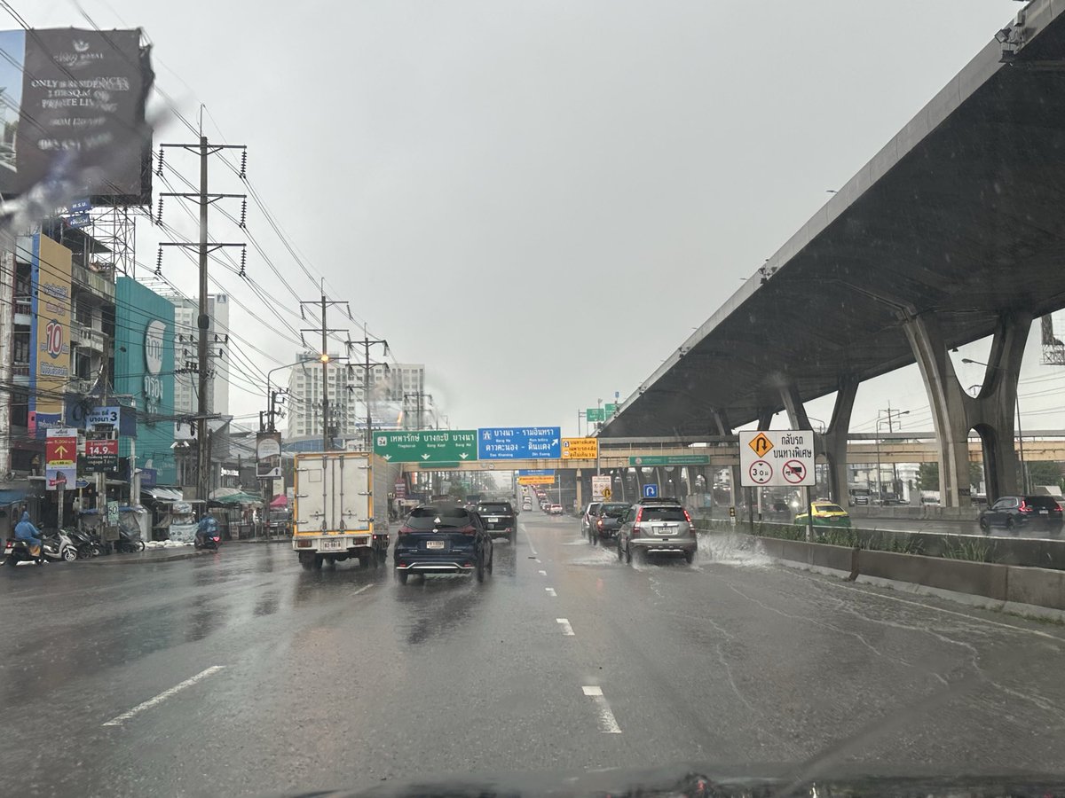 KateZara1098383's tweet photo. บางนา กม.7 และสะพานกลับรถ น้ำขังและรถติดบนสะพานกลับรถ@js100radio  @fm91trafficpro https://t.co/LjTK9TVbrQ