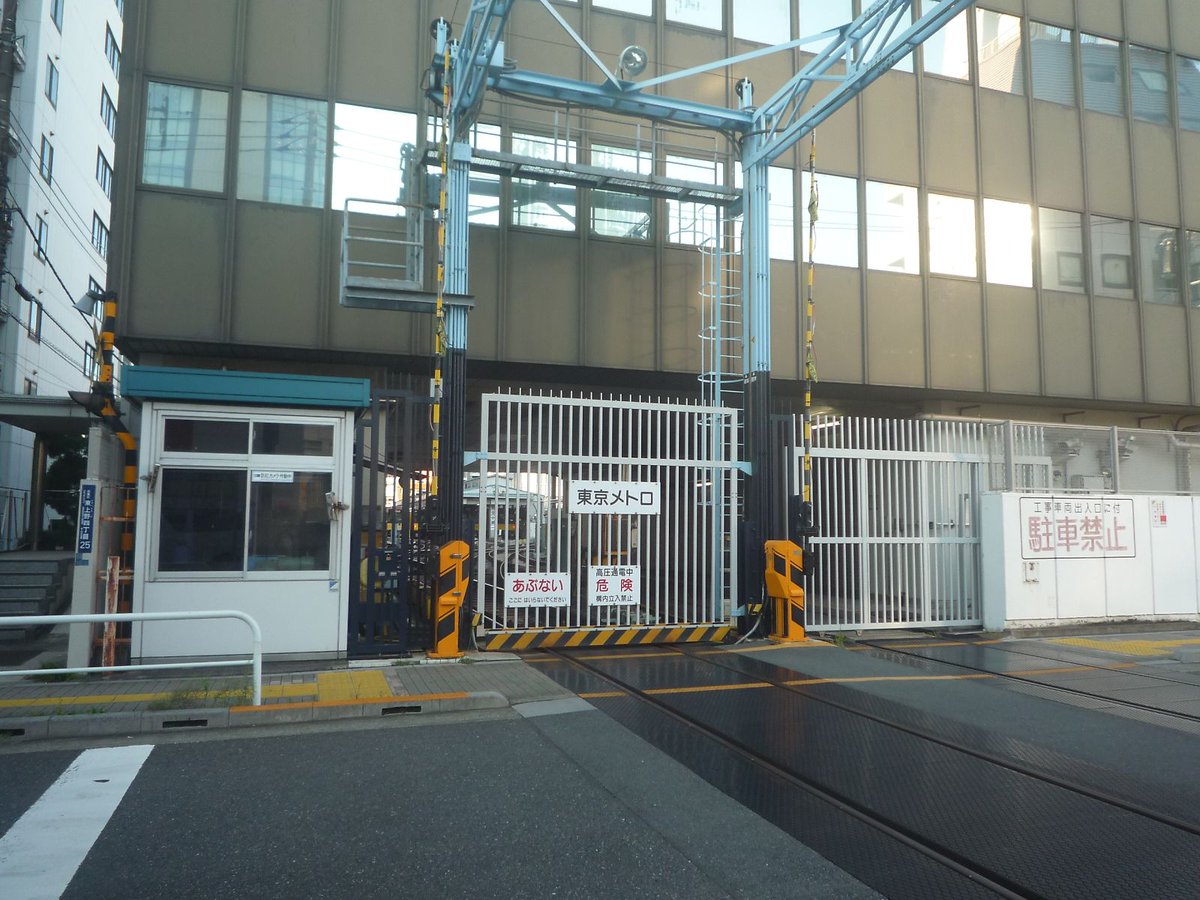 siamkozou's tweet photo. 東京メトロ銀座線の踏切を見てきました。上野駅から北東の一画、昭和通りから東に入った路地にあります。本線から車庫への引き込み線の踏切です。 https://t.co/kp6kxXkN5t