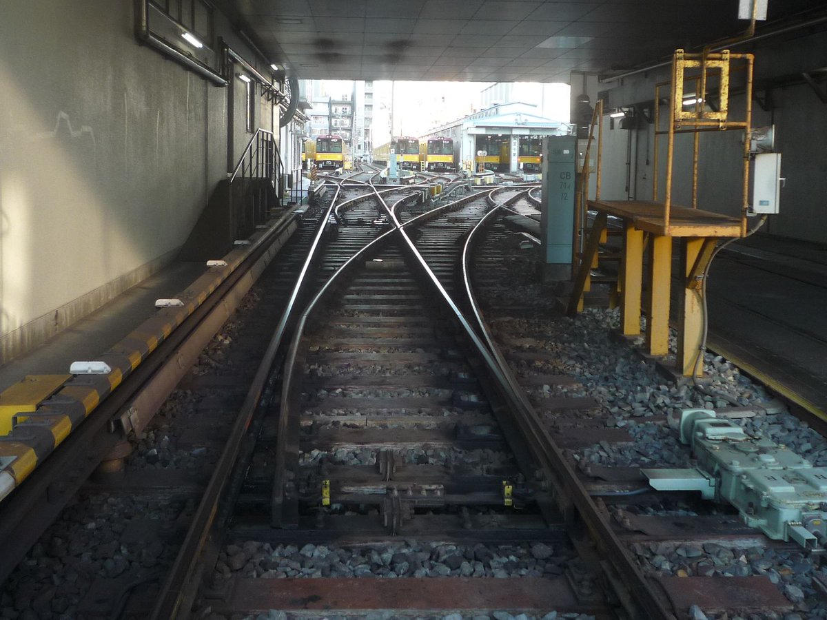 siamkozou's tweet photo. 東京メトロ銀座線の踏切を見てきました。上野駅から北東の一画、昭和通りから東に入った路地にあります。本線から車庫への引き込み線の踏切です。 https://t.co/kp6kxXkN5t