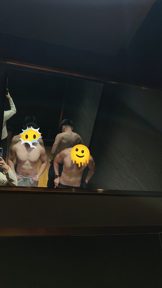 qycx17's tweet photo. 9/22健身小分队各奔东西了，我最近没有练就给大家当手机支架了 https://t.co/lKMS7gkPek