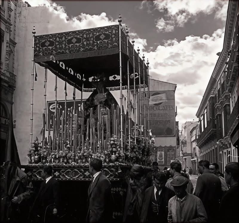 ignotus59's tweet photo. Viernes del Calvario. El paso de la V de la Presentación, en la madrugada de 1927, por una desconocida calle San Pablo, procedente de Hdo Colòn y Pza Nueva. El paso  viene de una Pza de la Magdalena, donde aún no existe el edificio conocido como “cabo persianas” https://t.co/zcCX1QD0qu