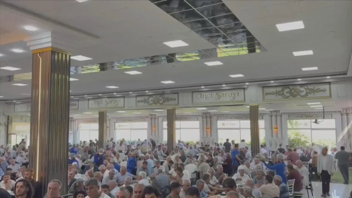 tvzend's tweet photo. DEM Partiyê du malbatên xwînneyar li hev hanî

Rêvebiriya DEM Partiyê ya Ruhayê, li navçeya Sirûcê malbata Şahînan a ji hoza Şedadî û malbata Yaşarsoyan a ji hoza Dinayî ku di navbera wan de xwînneyarî hebû, li hev hanî.

Di merasîma li hevhatinê ya ku li gel endamên malbat û hozan, parlamenterên DEM Partiyê yên Rihayê Omer Ocalan û Ferît Şenyaşar, Hevserokên DEM Partiyê yên Rihayê Nihat Demîrbîlekli û Ayşe Surucu û bi hezaran xelkê deverê jî beşdar bûn de wek pendên civakî yên herêmê endamên herdu malbatan di bin Qur'anê re derbaz bûn û destan dan hev.

Di 2023yan de di navbera herdu malbatan de ji ber nakokiyeke civaki pevçûnek rû dabû û di encama pevçûnê de kesekî canê xwe ji dest dabû.