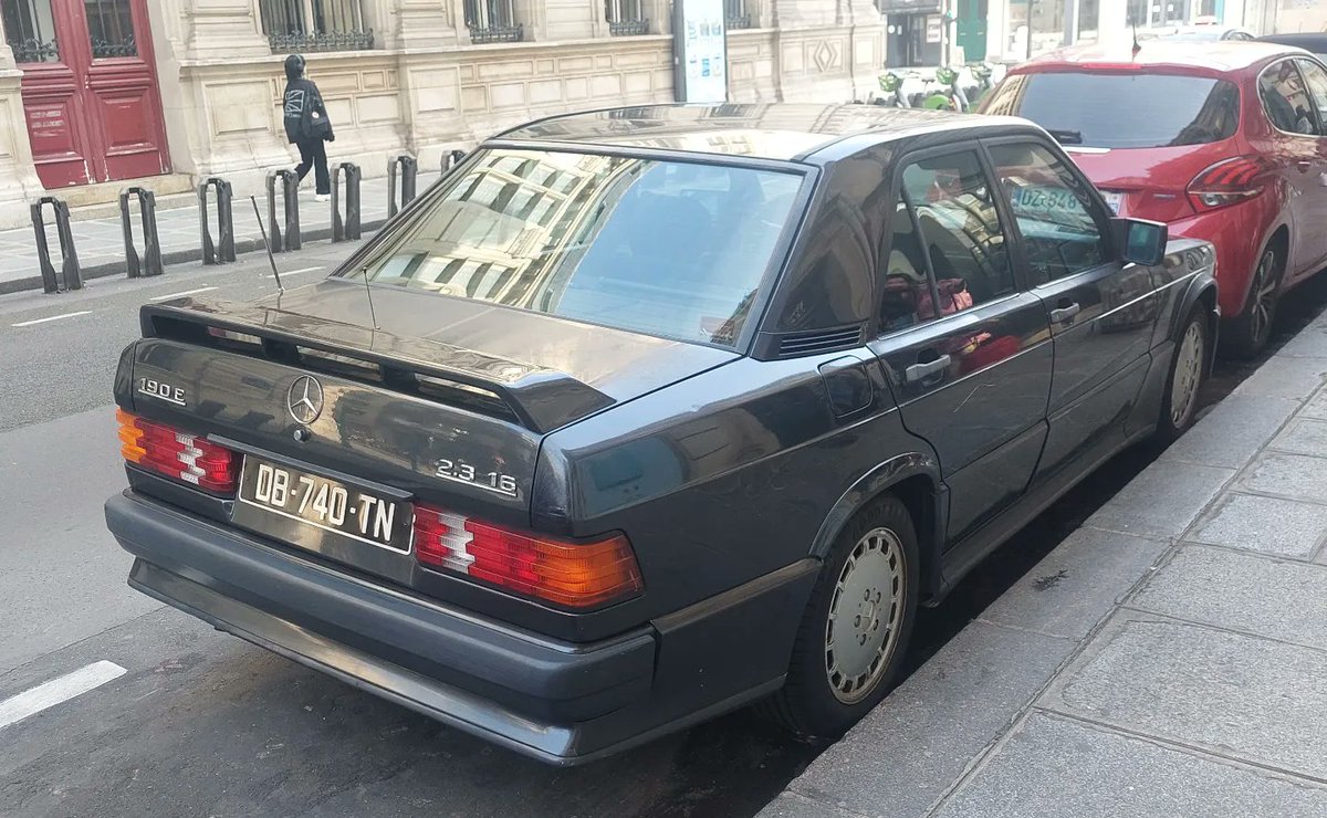 TomasaGure4c's tweet photo. Atipica e grintosa tedesca naturalizzata francese: Mercedes 190E 2. 3 16V. https://t.co/Bbkrwd6ACm