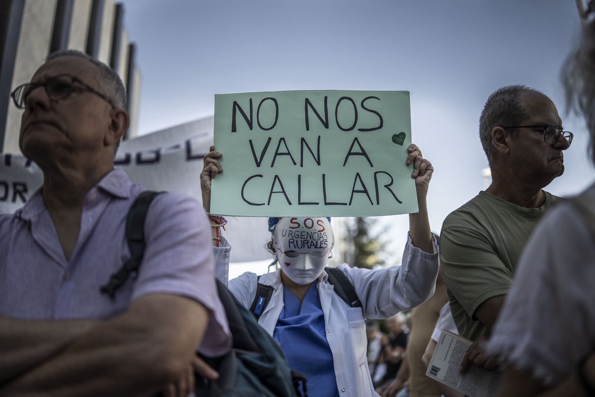 manuelabergerot's tweet photo. Ayer estuvimos en el Ramon y Cajal apoyando al doctor Martos, el médico que destapó la manipulación de las listas de espera.

Ayuso ha respondido con acoso y desprestigio por atreverse a decir la verdad. Vamos a estar a su lado y vamos a llegar hasta el final. https://t.co/XJl0utlhDG