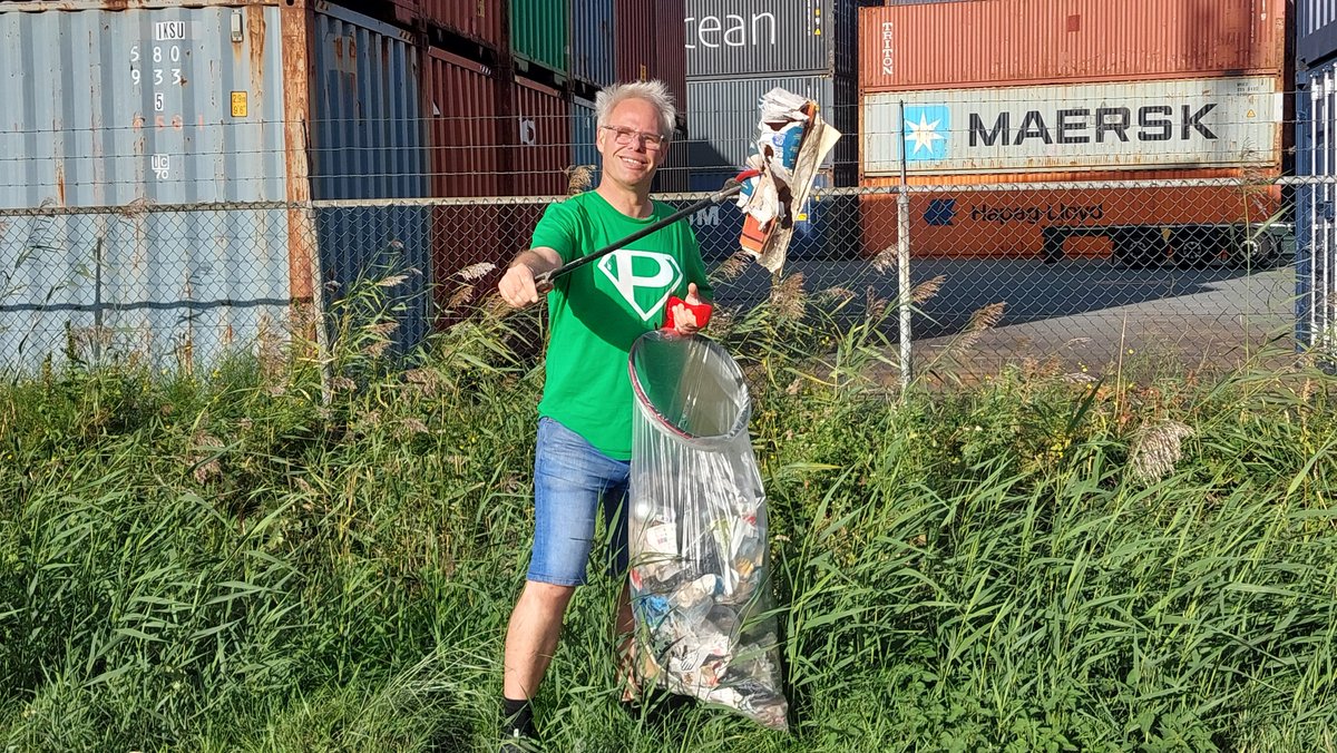 zwerfieRdam's tweet photo. In de Rotterdamse haven vul je met gemak een zak. Niet alleen op de oevers, maar ook in bermen van wegen, zoals hier op de Butaanweg.
Ga je zelf een keertje de haven verkennen, neem dan zeker een afvaltasje mee!
#plandelen #zwerfietsen #rotterdam #haven #zwerfie https://t.co/utos3u6yOO