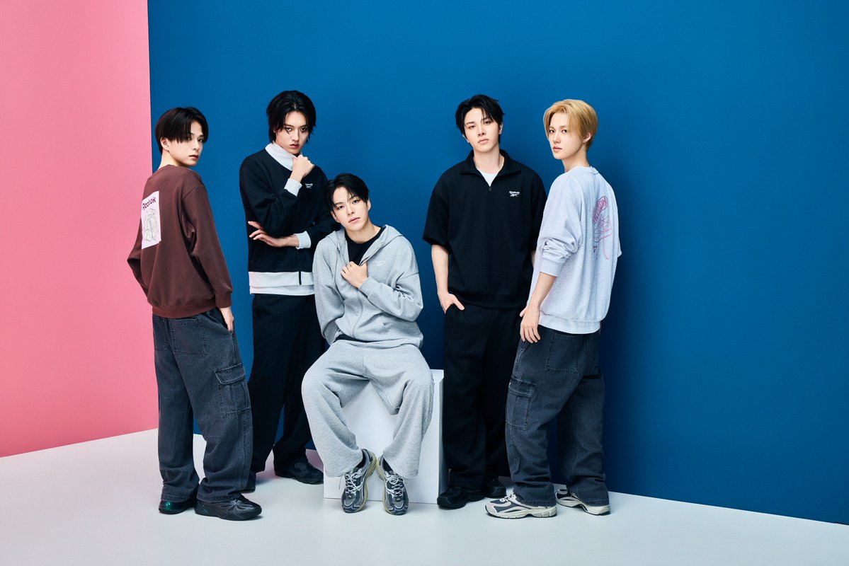 Kkorepo's tweet photo. 【TREASUREが秋の装い🍂✨】

「TREASURE」が登場する「Reebok」の2026年秋ビジュアルが公開！

秋らしいアイテムをまとい、多彩な表情を披露しています👀 着用アイテムは、しまむらやドン・キホーテなど全国で順次展開されます👏

#TREASURE #Reebok #リーボック
🔗https://t.co/lTBwVonpca https://t.co/9rt4qfkApR