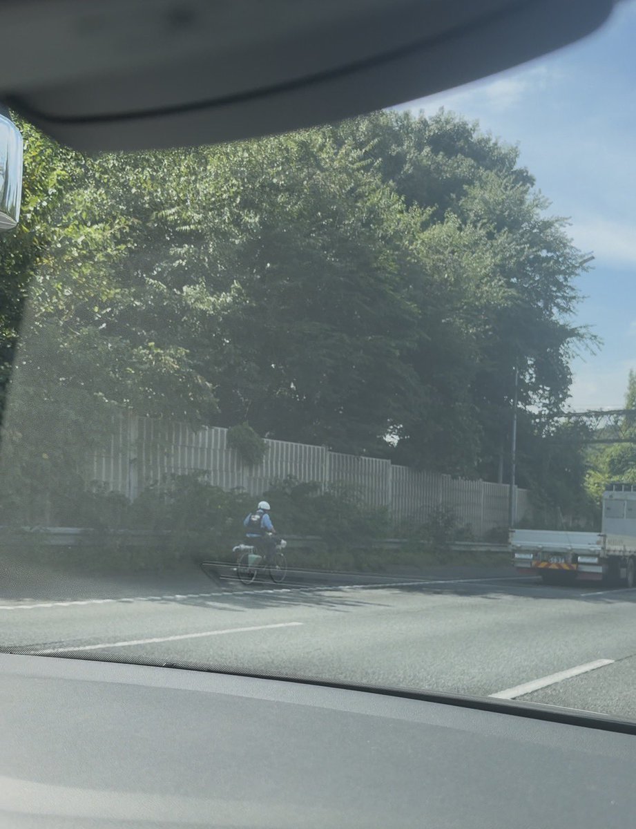 otomo_ostro's tweet photo. 保土ヶ谷バイパスで警察がチャリ漕いでたんだけどwwww https://t.co/pdd3HKslfb