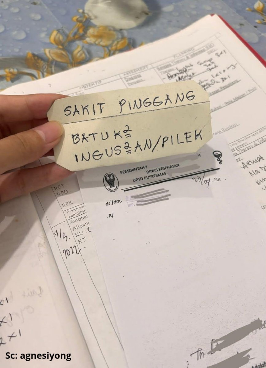 NakesPuskesmas's tweet photo. Seorang dokter membagikan momen haru saat seorang pasien lansia berusia 78 tahun datang sendirian buat periksa ke Puskesmas. Dengan jalan yg sudah tergopoh-gopoh, dibantu dengan tongkat dari gagang sapu. Dia kemudian menyerahkan secarik kertas ini kepada dokternya lantaran katanya udah gak ingat sakitnya apa, jadinya ditulis jauh hari saat dia masih ingat. 

Saya makin yakin pepatah yg bilang "setiap anak yg sakit pasti diantar berobat oleh orang tuanya, tapi gak semua orang tua yg sakit diantar oleh anaknya" 😔