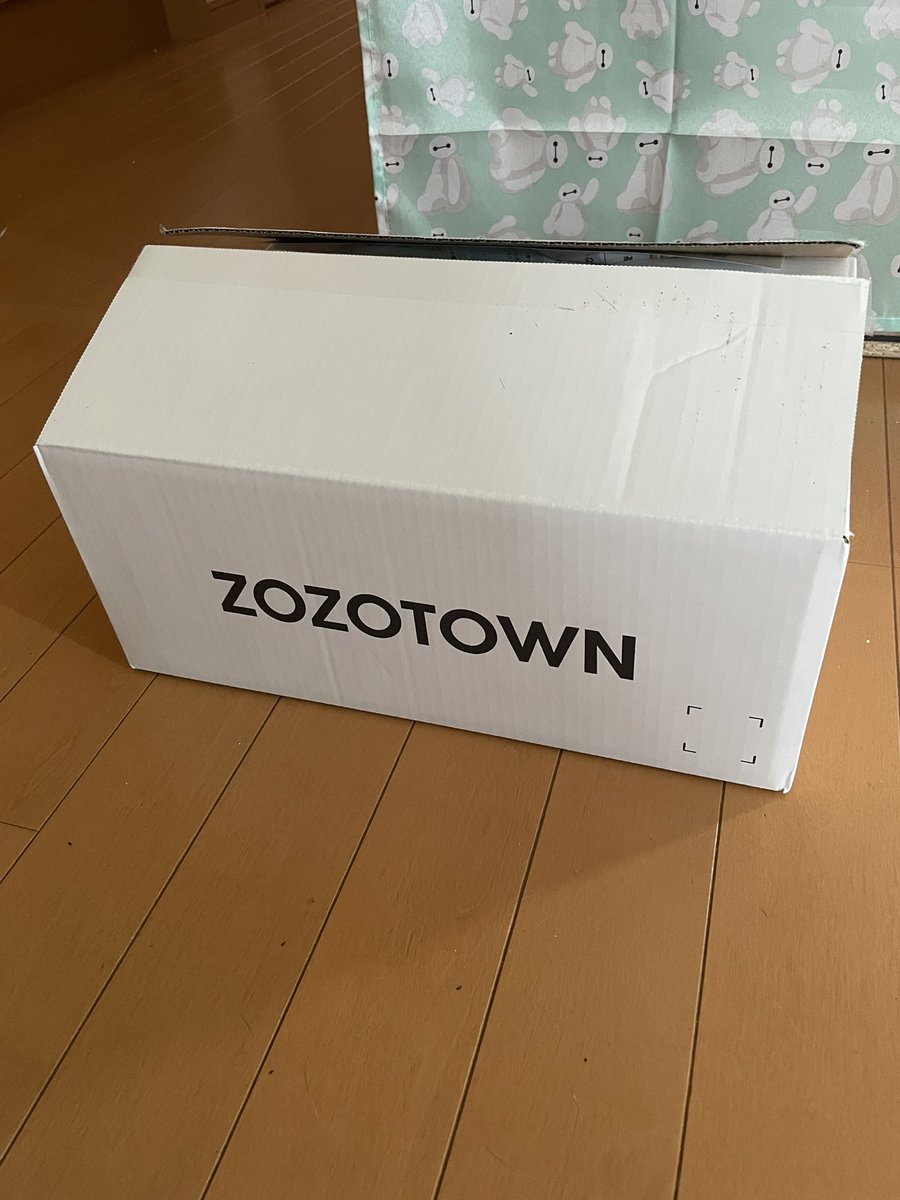 custard_m's tweet photo. 一目惚れした靴を買ったら、初めて白い箱で届いてびっくりした！

箱はいつも猫のおもちゃになっちゃいます笑
#ZOZOWEEK箱CP https://t.co/vtGmMuP5kl