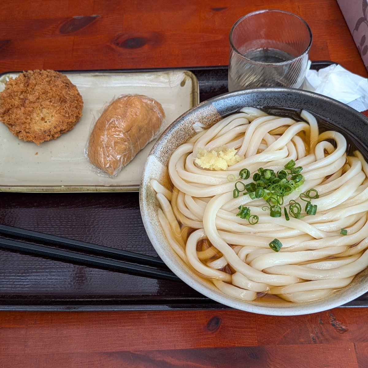 manaken964's tweet photo. 今日のお昼は老舗のうどん屋さんでかけうどん二玉。シルバーウィーク中は県内外から毎日大勢の来店客だったそうで。さすが讃岐うどん。 https://t.co/zx2JTMj6Eq