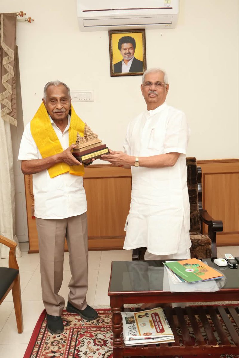 sindoorwaves's tweet photo. A.V. Varatharajan, founder of Sandfits Foundries, Coimbatore, called on Tamil Nadu Governor Rajendra Vishwanath Arlekar.

A moment that reflects Coimbatore’s long industrial tradition and its continuing engagement with the State.

#Coimbatore #SandfitsFoundries #TamilNadu #GovernorArlekar #Industry