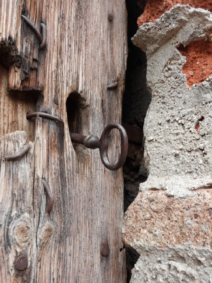 9obvk's tweet photo. This old wall has a broken bamboo fence and a rusty old key left by the past.， https://t.co/Nw9OHDmHpH