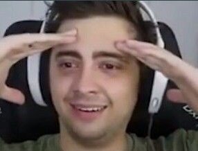 Gloss4Savan's tweet photo. @TardinVini @evelynnapastora Amg, não é querendo falar nada, mas essa torre que eles estão fazendo, não buffa o Jingran, é só as duas últimas https://t.co/0Wmo1eYMCT