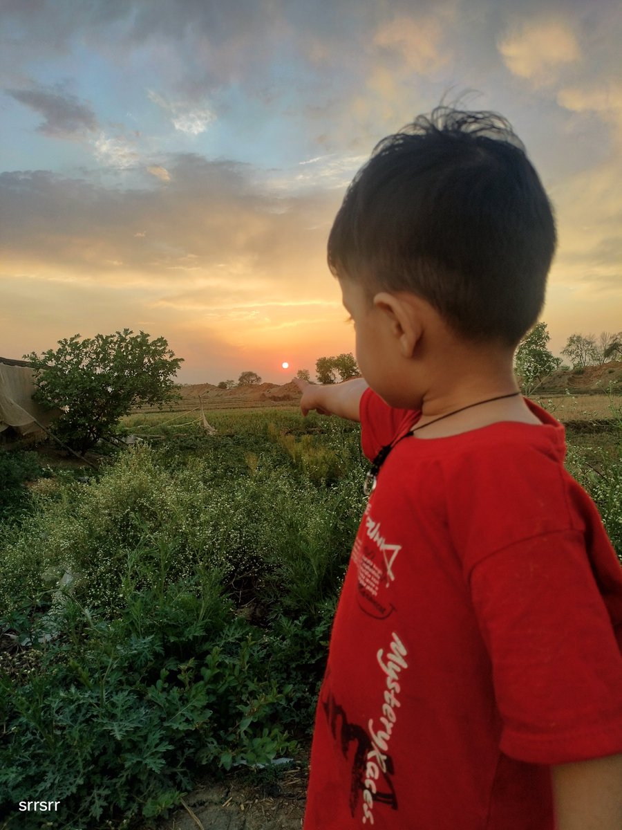 NikhatPraw70799's tweet photo. इन छोटे से हाथों में बड़े बड़े सपने हैं
इस ढलते हुए सूरज में भी रोशनी के रंग अपने हैं

इन नन्हे नन्हे हाथों से छूने की चाहत है
सूरज की इस प्यारी सी ढलती शाम को

मासूमियत से भरी ये नज़रें
सलाम करती हैं कुदरत के इस पैगाम को ❤️ https://t.co/rRa3OZGxkn