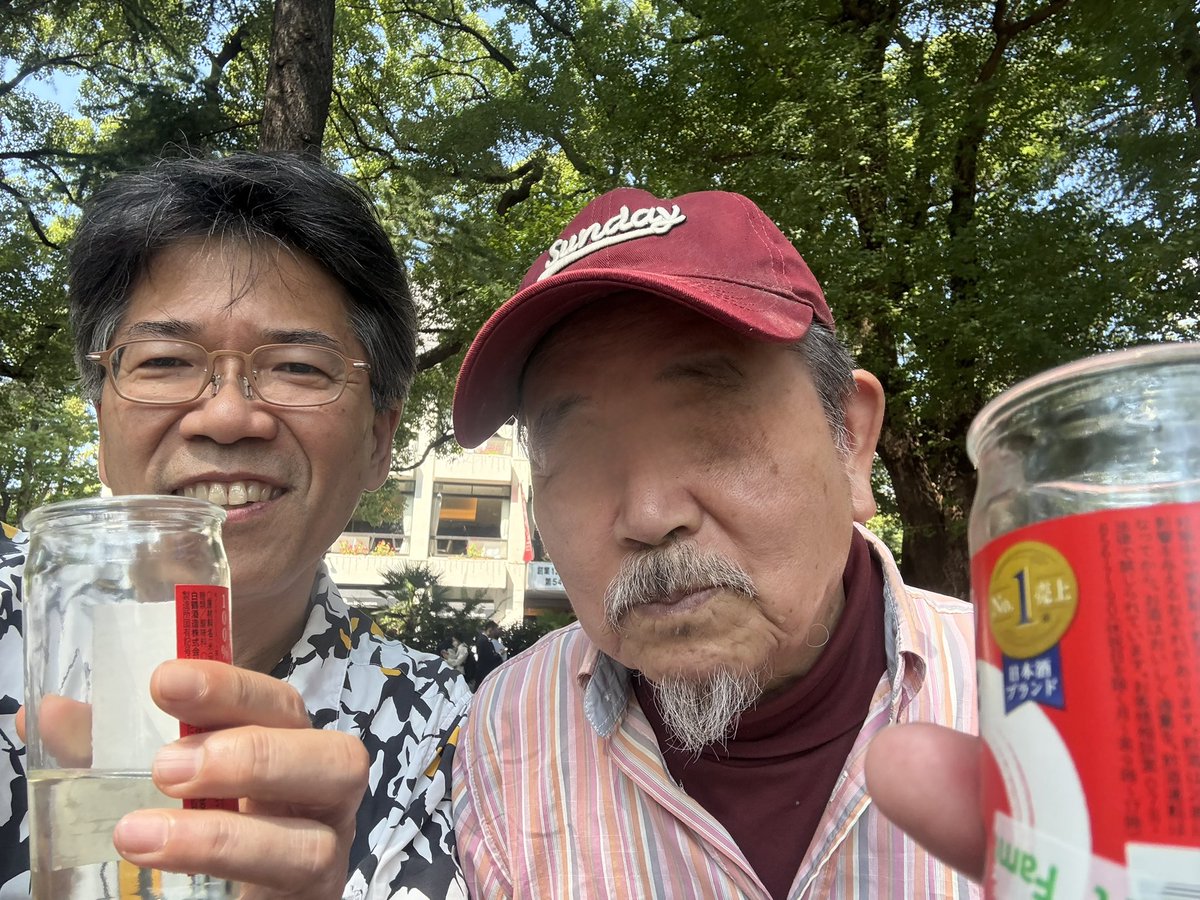 suzuki834's tweet photo. 待ちの間、隣りのおっさんと酒宴 https://t.co/Q3DkOeivgM