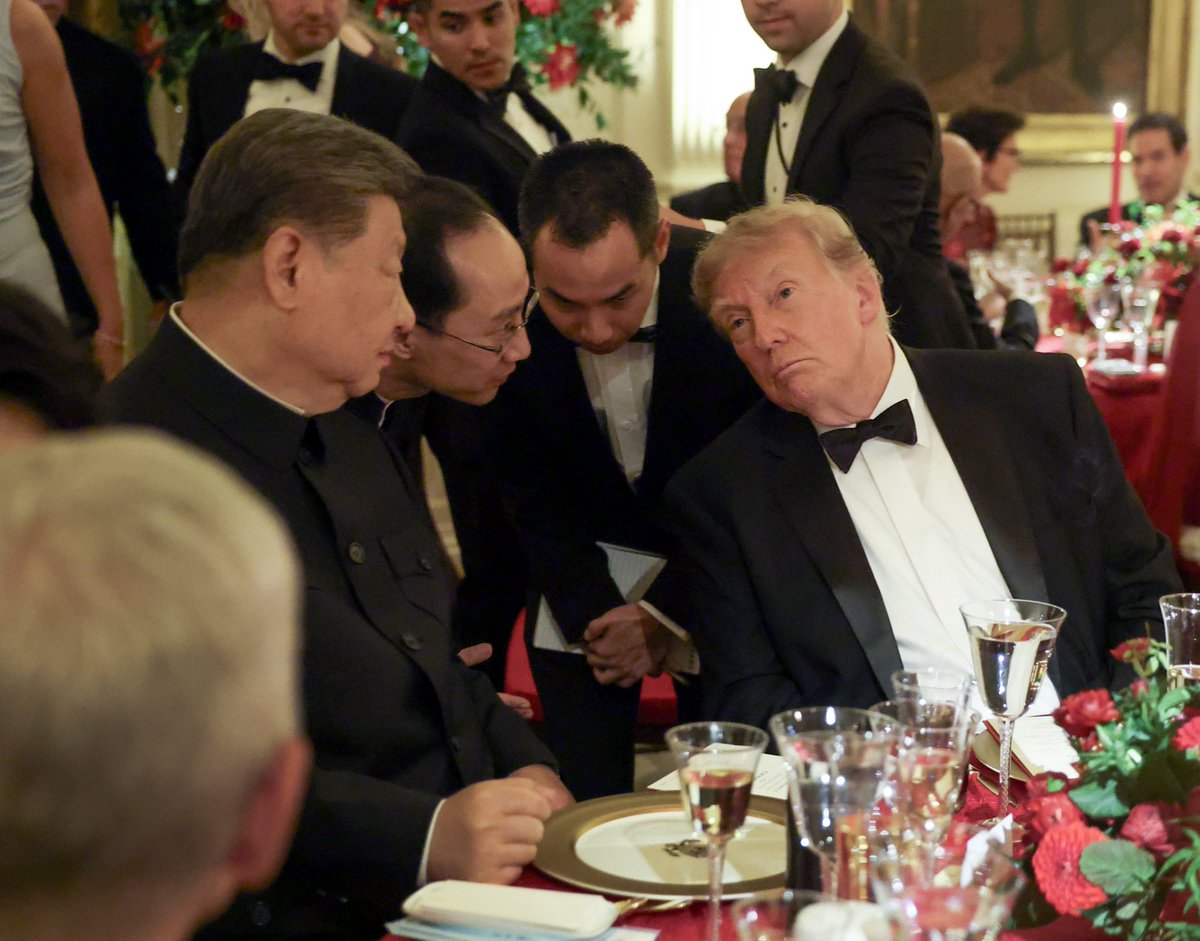 DailyLuca's tweet photo. U.S. President Donald Trump speaks with Chinese President Xi Jinping through interpreters during a state dinner in the East Room of the White House on Sept  24th. 📸: @KevinDietsch @GettyImagesNews https://t.co/PfB7VWhiKR