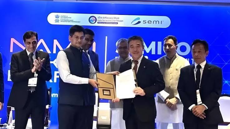 ScmSpectrum's tweet photo. NX Group signs MOU with ISM for semiconductor logistics 

Read More: https://t.co/EPubwaGt1y 

#NXGroup #NipponExpress #IndiaSemiconductorMission #ISM #SemiconductorLogistics #SupplyChain https://t.co/3JGuTK2rRU