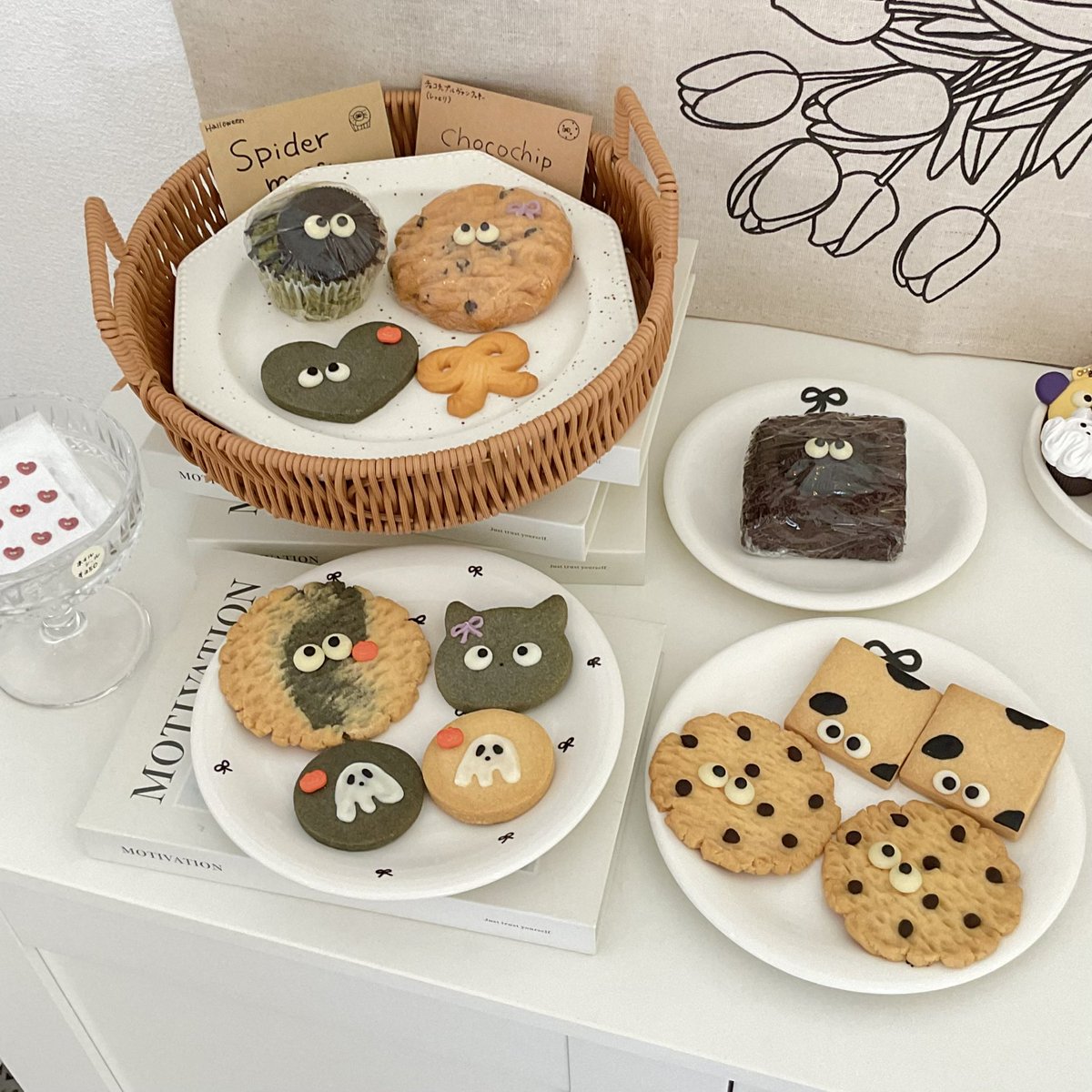 kogumaitancafe's tweet photo. 本日もハロウィンメニューご用意してお待ちしております🎃
ビジューデコもご利用可能です✨💖

#こぐまいたんカフェ #府中カフェ #中河原カフェ #推し活カフェ #オタ活 #韓国カフェ #ハロウィン #ハロウィンスイーツ #ハロウィンお菓子 https://t.co/OjQD1dJL2t