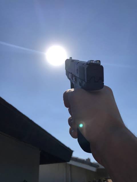 colddalgi's tweet photo. IS THE SUN BOTHERING YOU, QUEENS?? https://t.co/qPbaV3b992