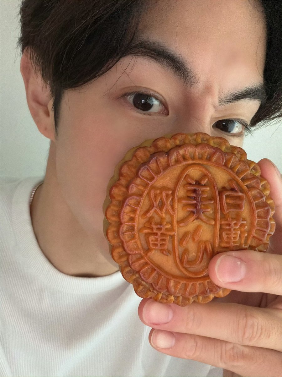 wwmarktuan's tweet photo. 260925 Mark's weibo post 🥮

Wishing everyone a happy and harmonious reunion-Happy Mid-Autumn Festival 🎑✨️

🔗https://t.co/hpb9merIbh

#MarkTuan #段宜恩
@marktuan @DNAmngmnt https://t.co/gvHPhVxlto