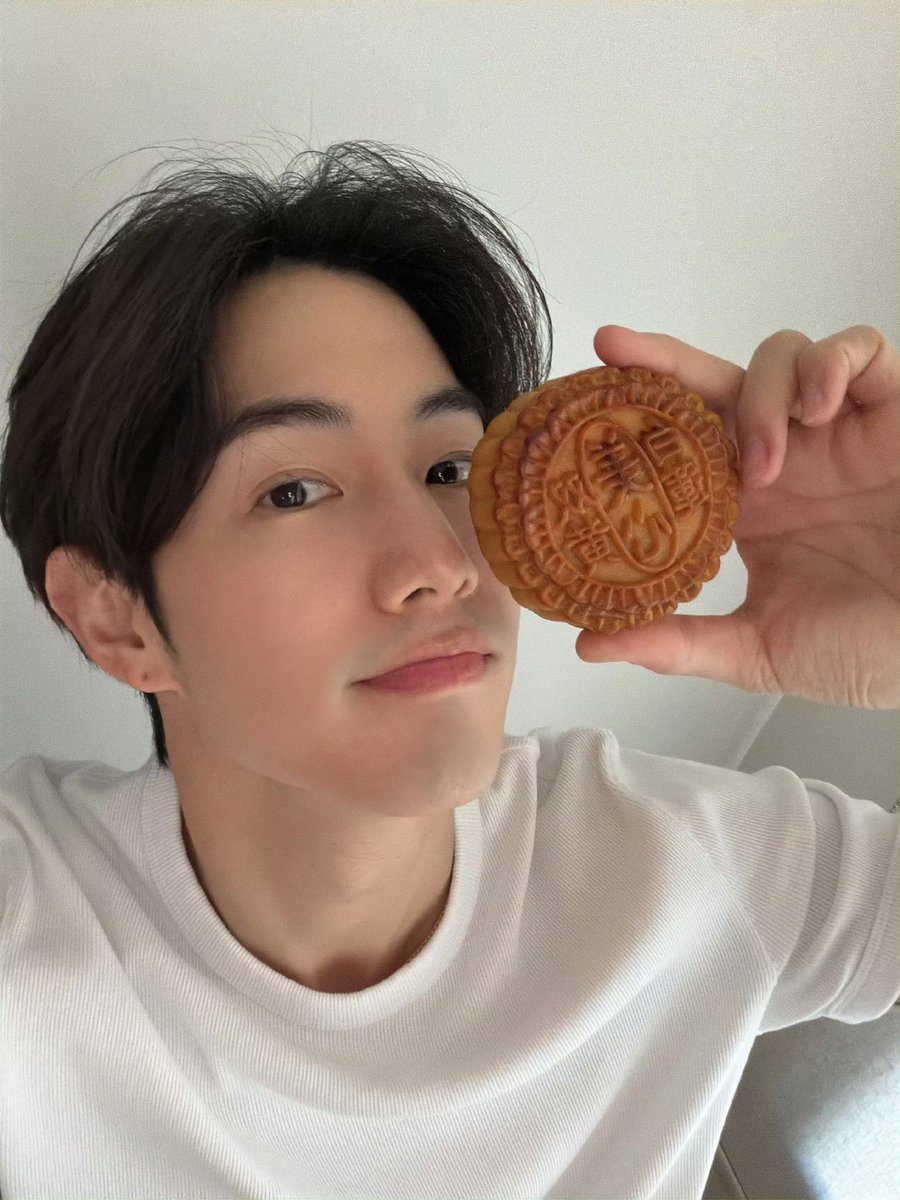 wwmarktuan's tweet photo. 260925 Mark's weibo post 🥮

Wishing everyone a happy and harmonious reunion-Happy Mid-Autumn Festival 🎑✨️

🔗https://t.co/hpb9merIbh

#MarkTuan #段宜恩
@marktuan @DNAmngmnt https://t.co/gvHPhVxlto