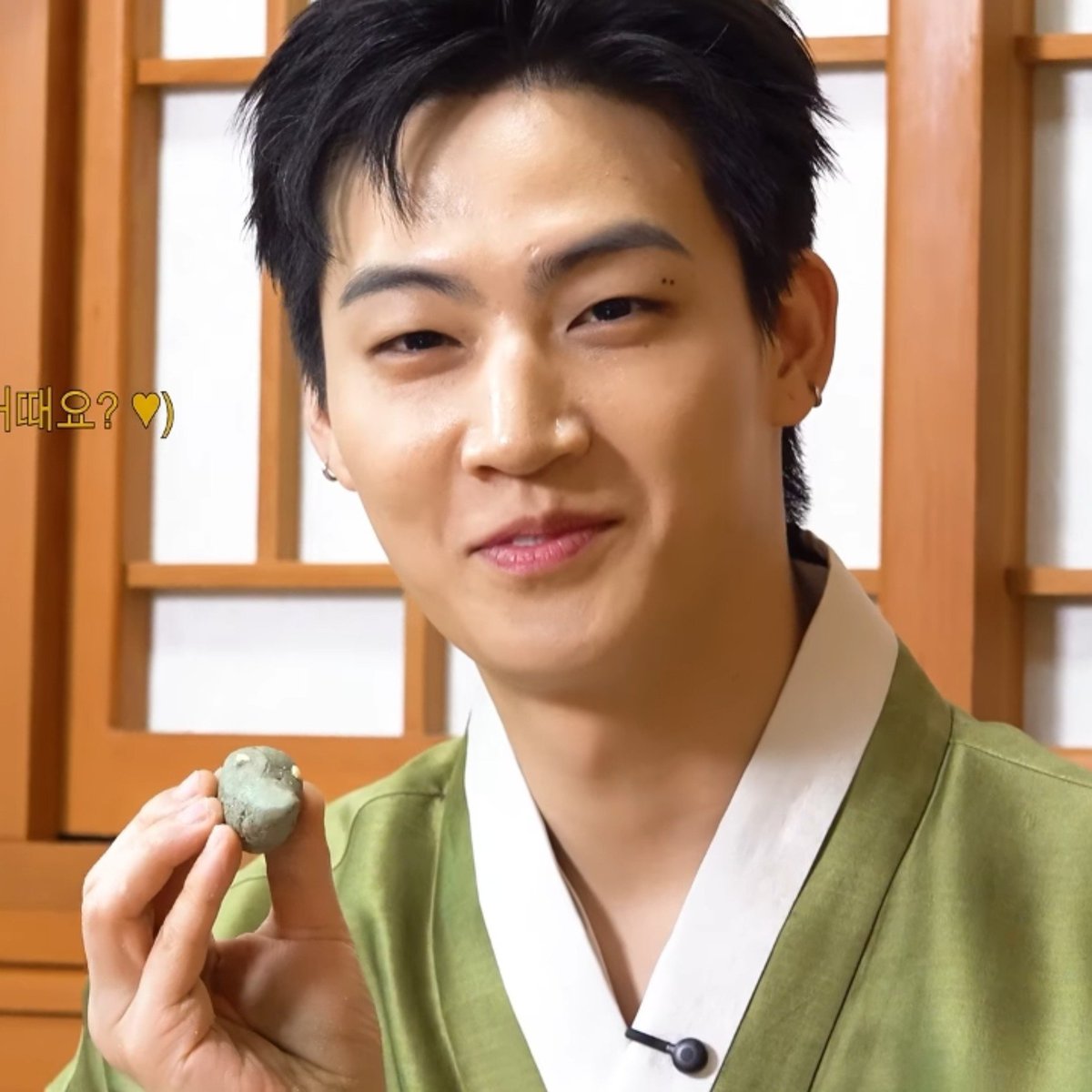 ParadiseDef's tweet photo. แล้วดูพี่แจบอมปั้นขนมซงพยอนเป็นรูปอากาเส้ 5555555555 https://t.co/6NAKkCqaBM