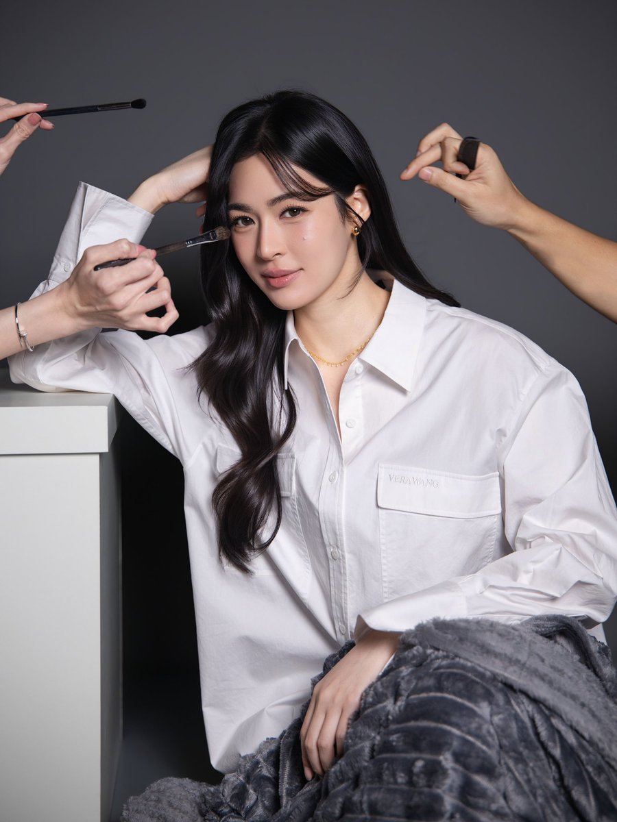 LingOrm_BH's tweet photo. หลิงหลิง คอง ในชุดจากคอลเลกชัน Vera Wang Fall 2026 Ready-to-Wear เป็นเสื้อเชิ้ตสีขาวทรงโอเวอร์ไซซ์ กระเป๋าหน้าอกทรงโดดเด่น ดีไซน์ซิลูเอตต์แบบสบาย ๆ พร้อมรายละเอียดกระเป๋าที่มีโครงสร้าง และโลโก้ Vera Wang โทนสีเดียวกับตัวเสื้อ

วางจำหน่ายเฉพาะในประเทศจีน สามารถเลือกซื้อคอลเลกชันนี้ได้ที่ Vera Wang Tmall Flagship Store 🤍🖤

Cr. ig : verawanggang

#หลิงหลิงคอง‌
#LinglingKwong
#หลิงออม #LingOrm
