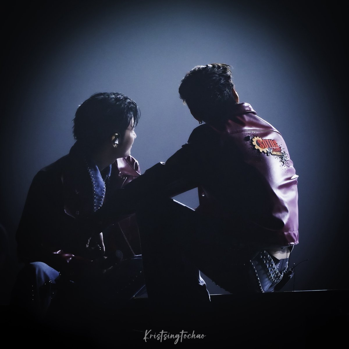 kristsingtochao's tweet photo. 我要来重新发一下🤣
#SOTUS10thYearConcert
#KristSingto #คริสสิงโต https://t.co/2rud6hxULs