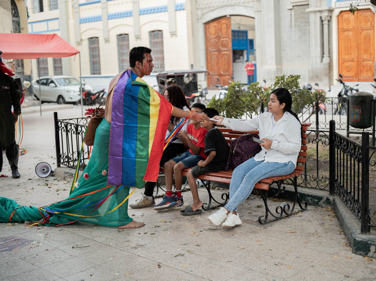 generaorgullo's tweet photo. Durante la actividad, las personas asistentes dejaron mensajes dirigidos a su familia, como gesto de solidaridad y acompañamiento en este proceso. 🫂 (2/2)
#JusticiaParaAnthony #LGBTIQ+ #Piura https://t.co/tGVulEkFjj
