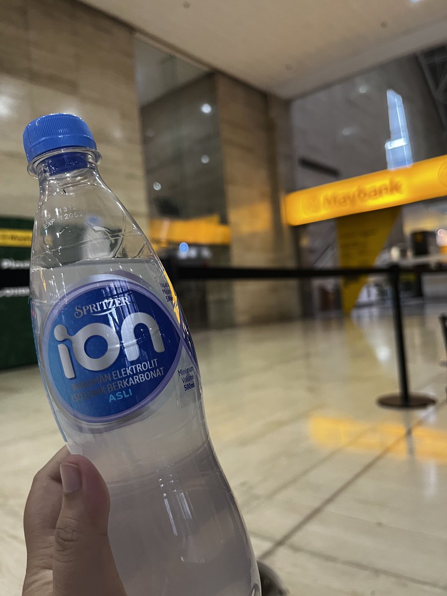 azure_sQy's tweet photo. maybank branch ni pun ada bg isotonic drink 🥺🥺🥺🥺 thank you so much maybank jalan tun perak yg handle kitorang 🫡  dah la laju pulak tu buat replacement kad 🤩 https://t.co/yAdZEMCXp9
