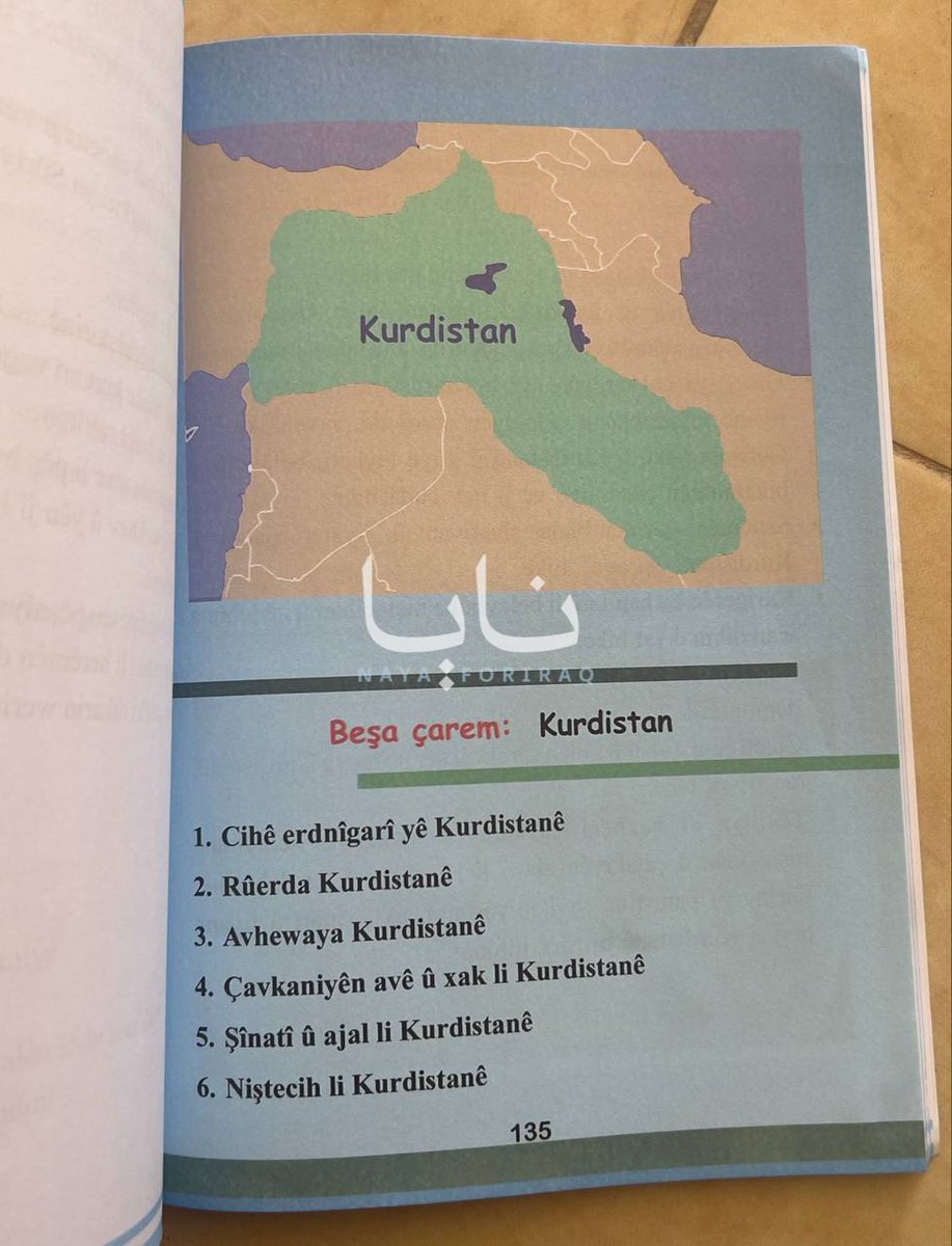 Alptekin_D's tweet photo. Colani rejimi Suriye'de Arap ve Kürt müfredatlarının ayrılması sonrasında, Suriye'nin kuzey ve doğusundaki öğrencilere yeni Kürtçe ders kitaplarını dağıtmaya başladı. Yeni müfredatlarda, "Büyük Kürdistan" olarak adlandırılan ve Irak topraklarının yanı sıra diğer ülkelerin topraklarını da içeren haritalar ve tasvirler bulunuyor.