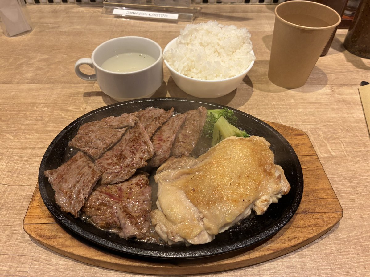 SteelyBco's tweet photo. 久しぶりにアキバへ…
で、コリウスの聖地であるGOODステーキって店来ましたm https://t.co/jdIhbEG4tK