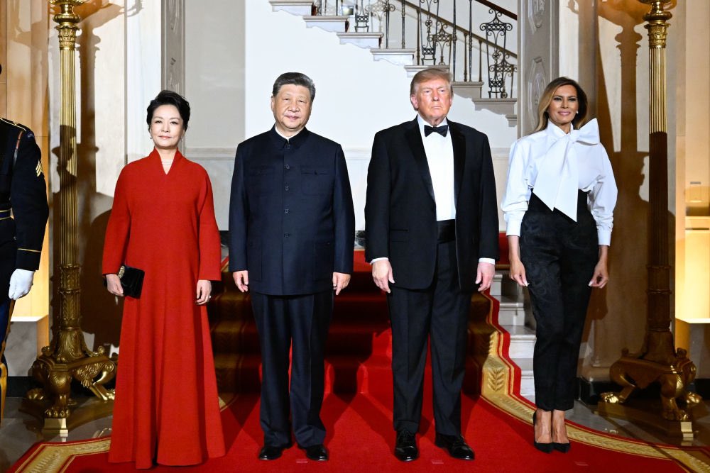 zhao_dashuai's tweet photo. President Xi's new drip for state banquets.

Xi used to wear an upright collar/Mandarin collar Zhongshan suit (Mao suit).

Now he wears the classic flip collar Zhongshan suit. Most famously worn by Sun Yat Sen and Chairman Mao.

Before President Xi, there were no specific state banquet attire for men for the Chinese delegates. Most used wear the business suit and tie.