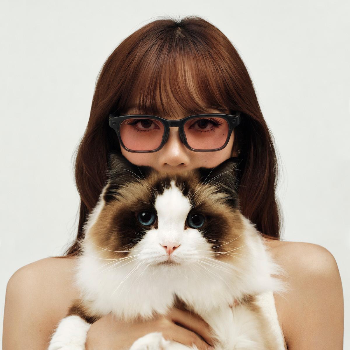 wwd_jp's tweet photo. メタがBLACKPINKリサとコラボしたAIグラス2種を発売　デジタルフォトカードなど特別なソフトウエア体験も
https://t.co/2GHQISKH6R https://t.co/DUDCX21hFj