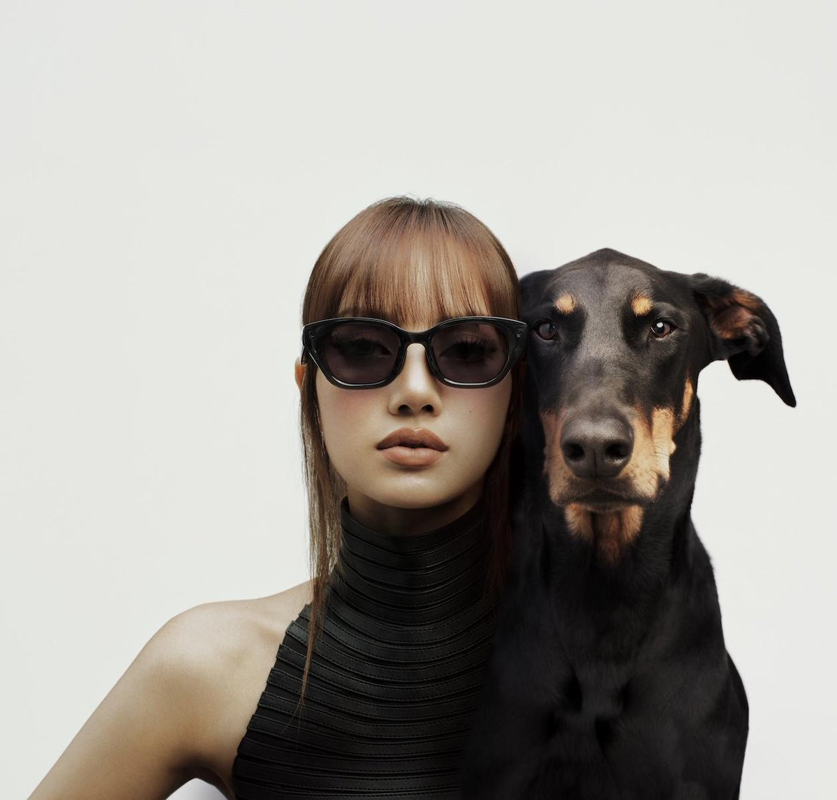wwd_jp's tweet photo. メタがBLACKPINKリサとコラボしたAIグラス2種を発売　デジタルフォトカードなど特別なソフトウエア体験も
https://t.co/2GHQISKH6R https://t.co/DUDCX21hFj