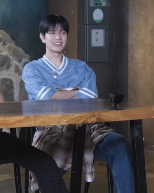 bansukgyehoo's tweet photo. 셔츠 누구 거지 https://t.co/sofB9tsO6y