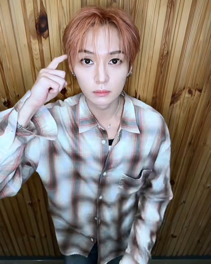 bansukgyehoo's tweet photo. 셔츠 누구 거지 https://t.co/sofB9tsO6y