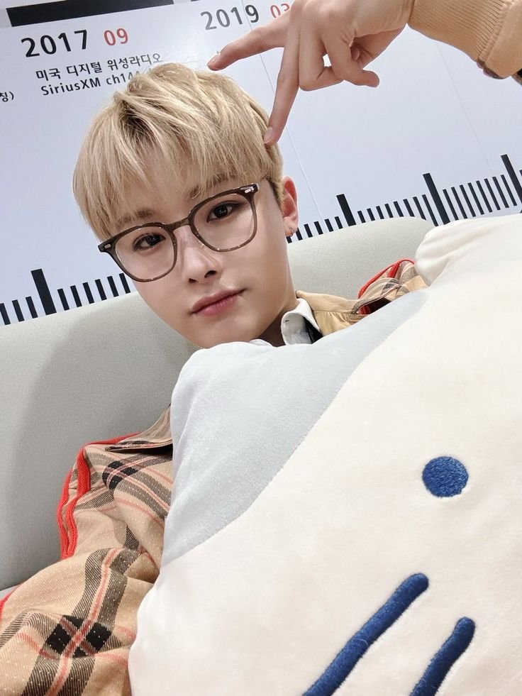 azavinchi's tweet photo. Day 89.
It’s funny how I can go about my day normally, then suddenly something reminds me of you. 😂
A little “oh, I miss you” moment… and then I’m back to my day again. 🤍
#LEX #렉스
#Day89_without_Lex
#WeMissYouLEX https://t.co/C9ljF9awlZ