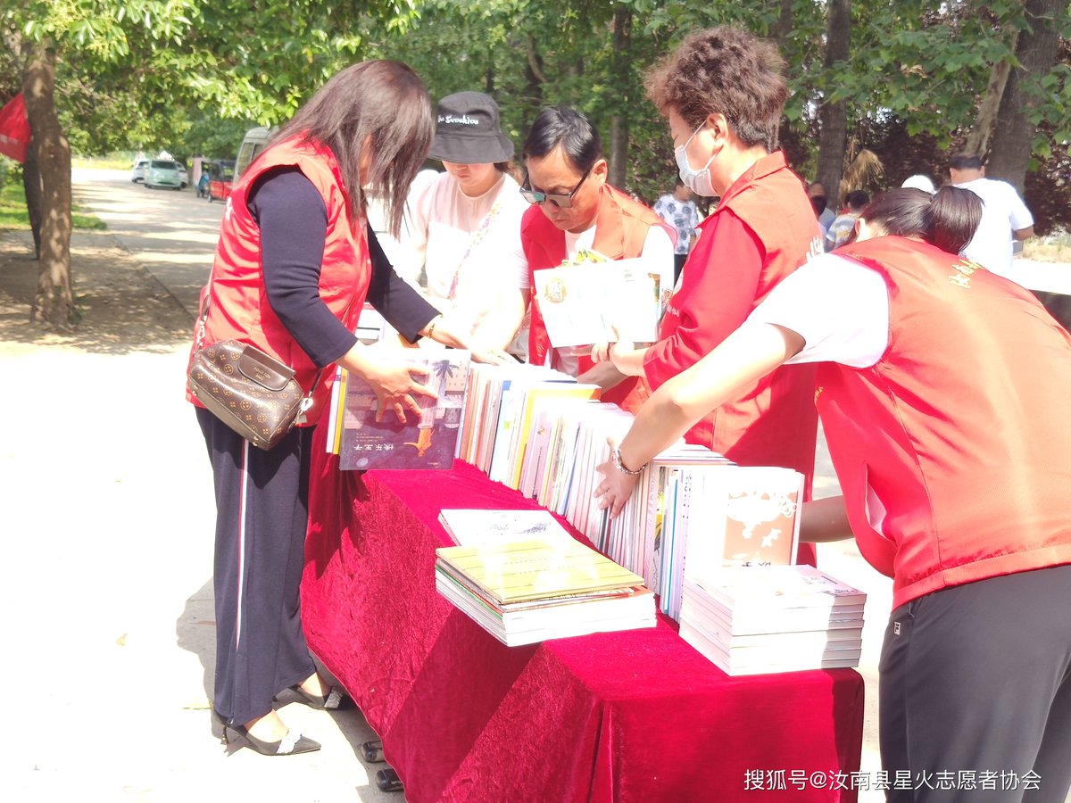 1stevenjacobwoo's tweet photo. Spent 3 hours this weekend sorting donated books for the community reading corner — seeing kids grab their favorite storybooks made every minute worth it!  #VolunteerLife #CommunityLove， https://t.co/q1qX7KS4LJ