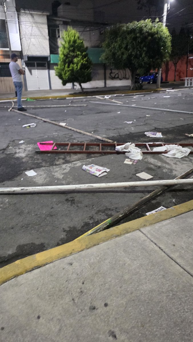 Erickbr_94's tweet photo. @ClaraBrugadaM @EvelynSalgadoP 

Para eso sirven la unidad MX26103en lugar se cuidar de atender su zona vial.

Por cierto dejaron personas drogandose en los alrededores del parque Fortino Serrano. https://t.co/LjWb1vxs28