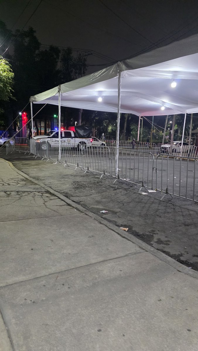 Erickbr_94's tweet photo. @ClaraBrugadaM @EvelynSalgadoP 

Para eso sirven la unidad MX26103en lugar se cuidar de atender su zona vial.

Por cierto dejaron personas drogandose en los alrededores del parque Fortino Serrano. https://t.co/LjWb1vxs28