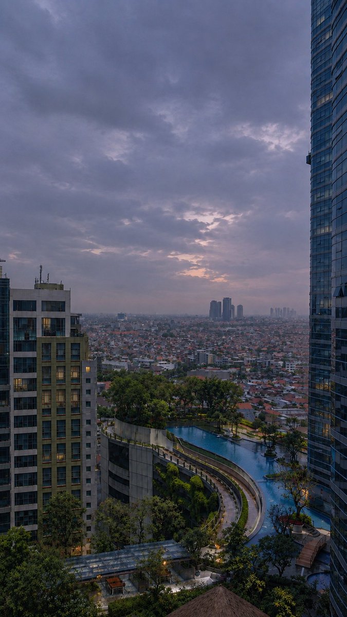 deanadarp's tweet photo. 📍Pakuwon tower, Surabaya
#foggy #surabaya #cloudy #dark #vibes #aftertherain https://t.co/G3hbYqx6dH