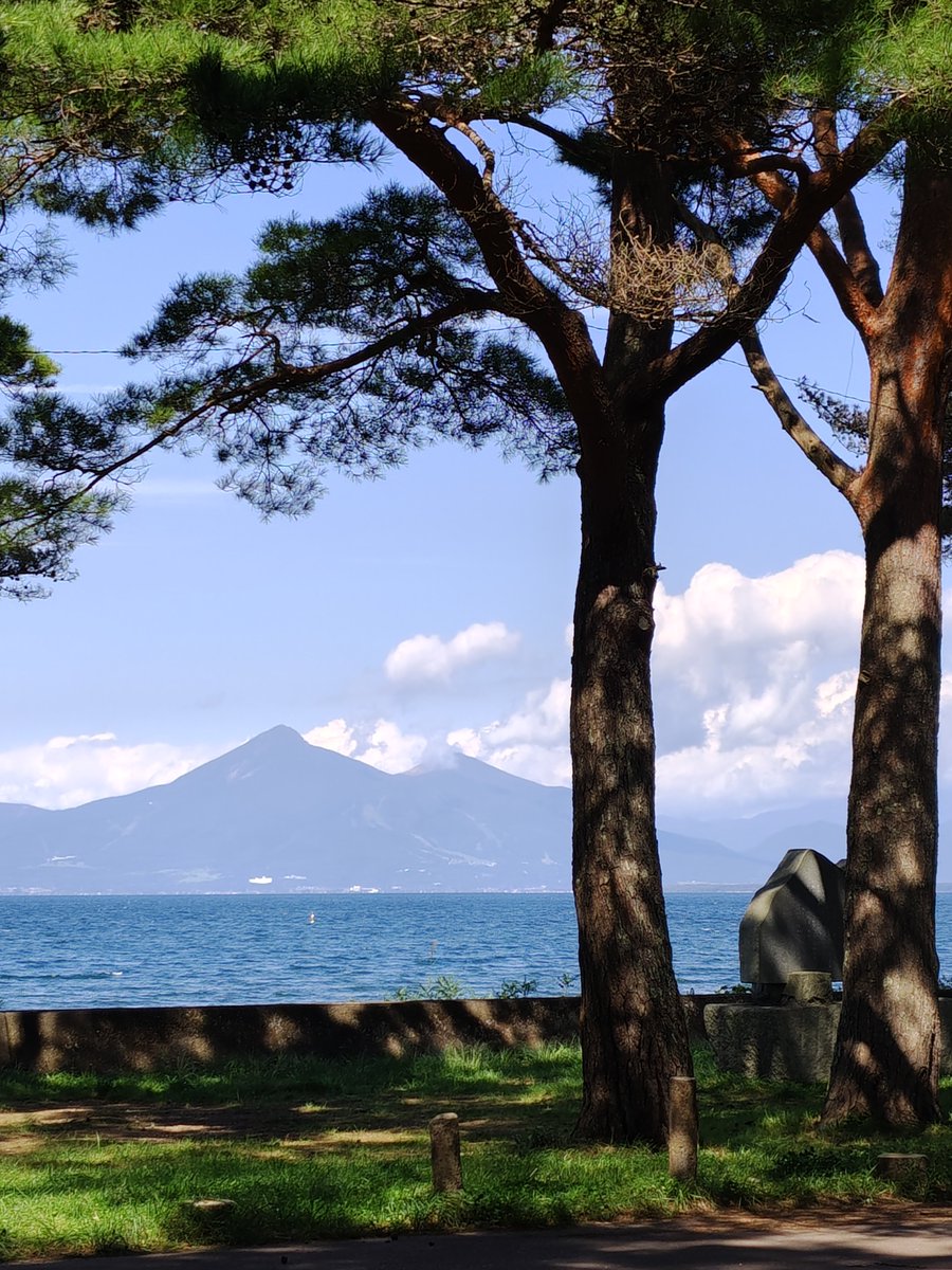 tomifujisann's tweet photo. 郡山は朝からいいお天気☀️☀️
猪苗代湖にようやくたどりつく
晴天で波が少したっているが磐梯山もよく見えた
高校修学旅行以来
何も覚えていないのは残念
あの時はお天気が悪かったような…
さて鶴ヶ城まで行って時間迄に戻れるかな？ https://t.co/cMtajMvTKf