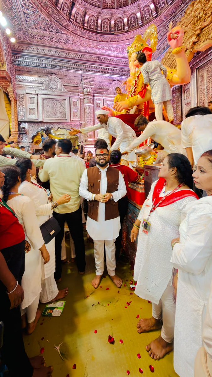 DrAnkitMogha's tweet photo. Millions of devotees A king infinite devotion
Good fortune to touch the feet of Shri Ganpati Ji of Lalbagh Mumbai today
Om Gan Ganpate Namah
Lal Baugcha Raja Darshan 2026
#lalbaugcha #Darshan
ॐ गं गणपतये नमः
लाल बाग राजा २०२६ दर्शन
#lalbaghcharaja #mumbaidiaries #MumbaiGanpati #lalbaughcharaja #ganpatibappa