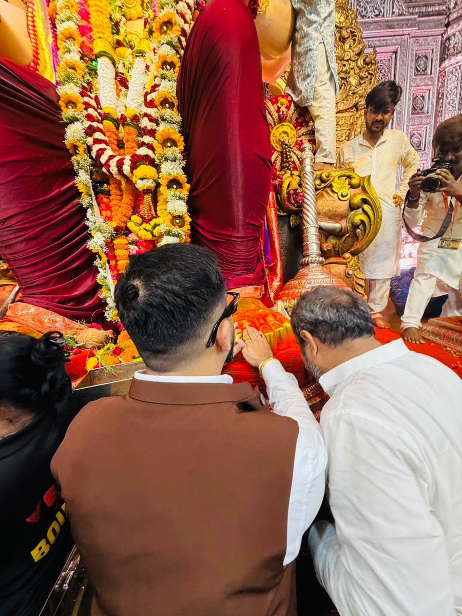 DrAnkitMogha's tweet photo. Millions of devotees A king infinite devotion
Good fortune to touch the feet of Shri Ganpati Ji of Lalbagh Mumbai today
Om Gan Ganpate Namah
Lal Baugcha Raja Darshan 2026
#lalbaugcha #Darshan
ॐ गं गणपतये नमः
लाल बाग राजा २०२६ दर्शन
#lalbaghcharaja #mumbaidiaries #MumbaiGanpati #lalbaughcharaja #ganpatibappa