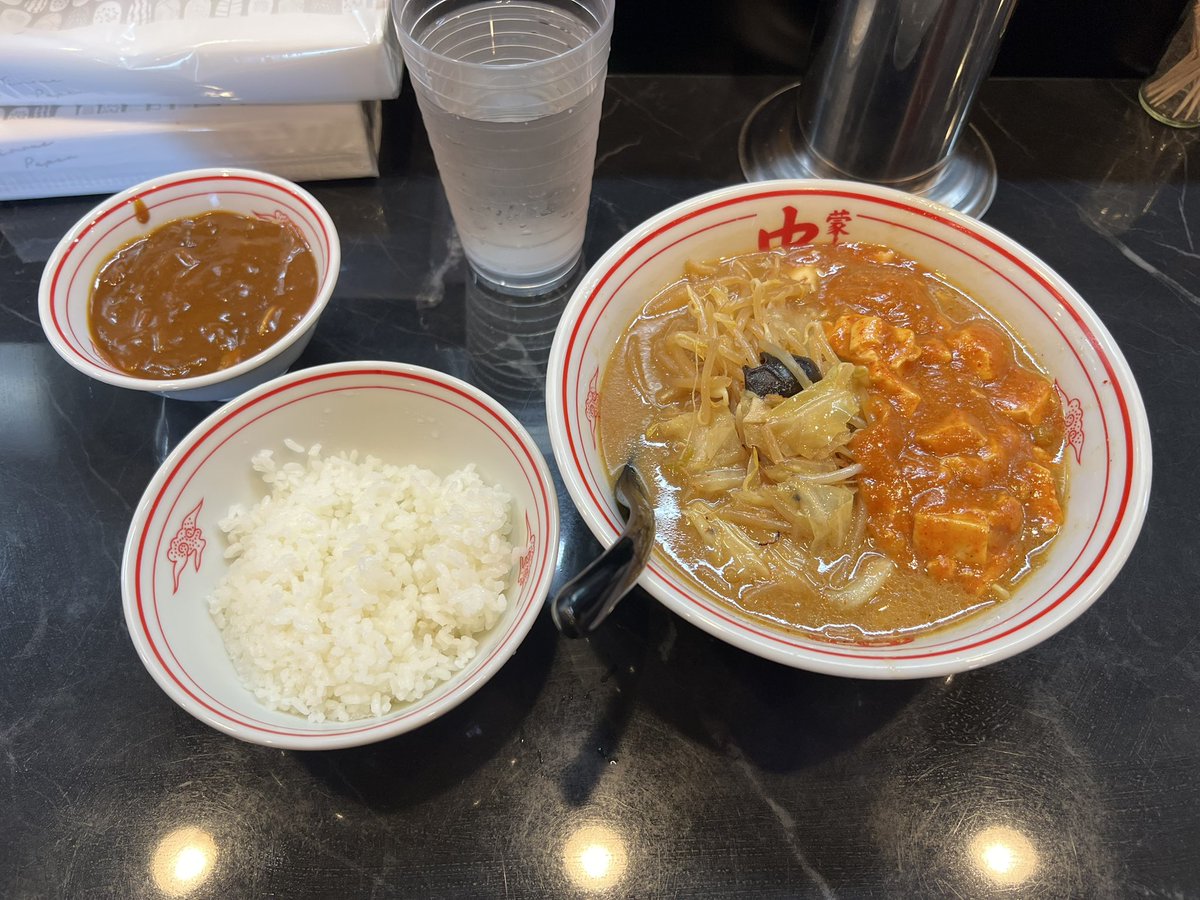 0201Mack's tweet photo. 11時40分到着の11時55分着丼🔥

ちょっと席の間隔狭いっすね笑 https://t.co/W55gONtkBU