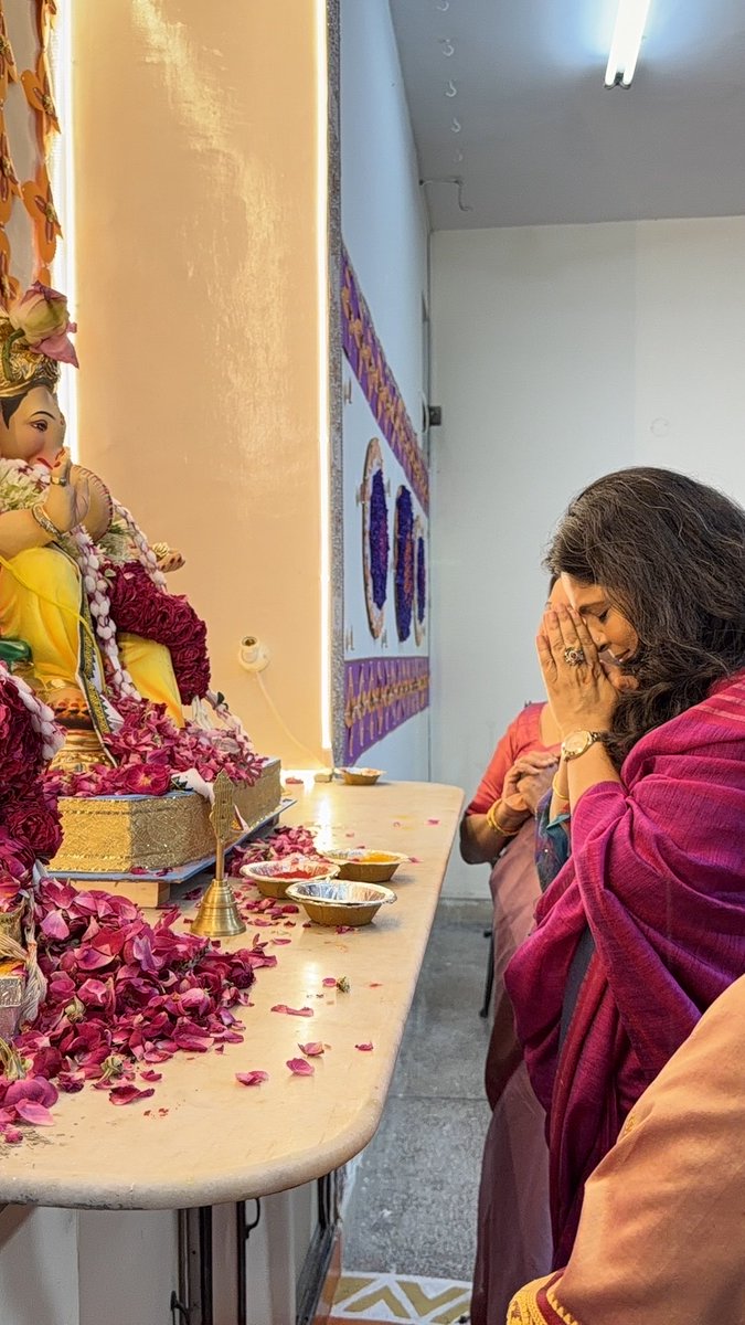 richaanirudh's tweet photo. अनंत चतुर्दशी से पहले दो वरिष्ठ पत्रकारों @kumkumchadha जी और @milindkhandekar जी के घर पर और पश्चिम विहार की सोसाइटी आनंदवन में बाप्पा के दर्शन किए... 
आज बाप्पा की विदाई हो जाएगी....हम सबके जीवन में सुख ��्वास्थ्य समृद्धि और शांति हो.. बाप्पा से यही प्रार्थना है 🙏 https://t.co/r11RN7O5W6