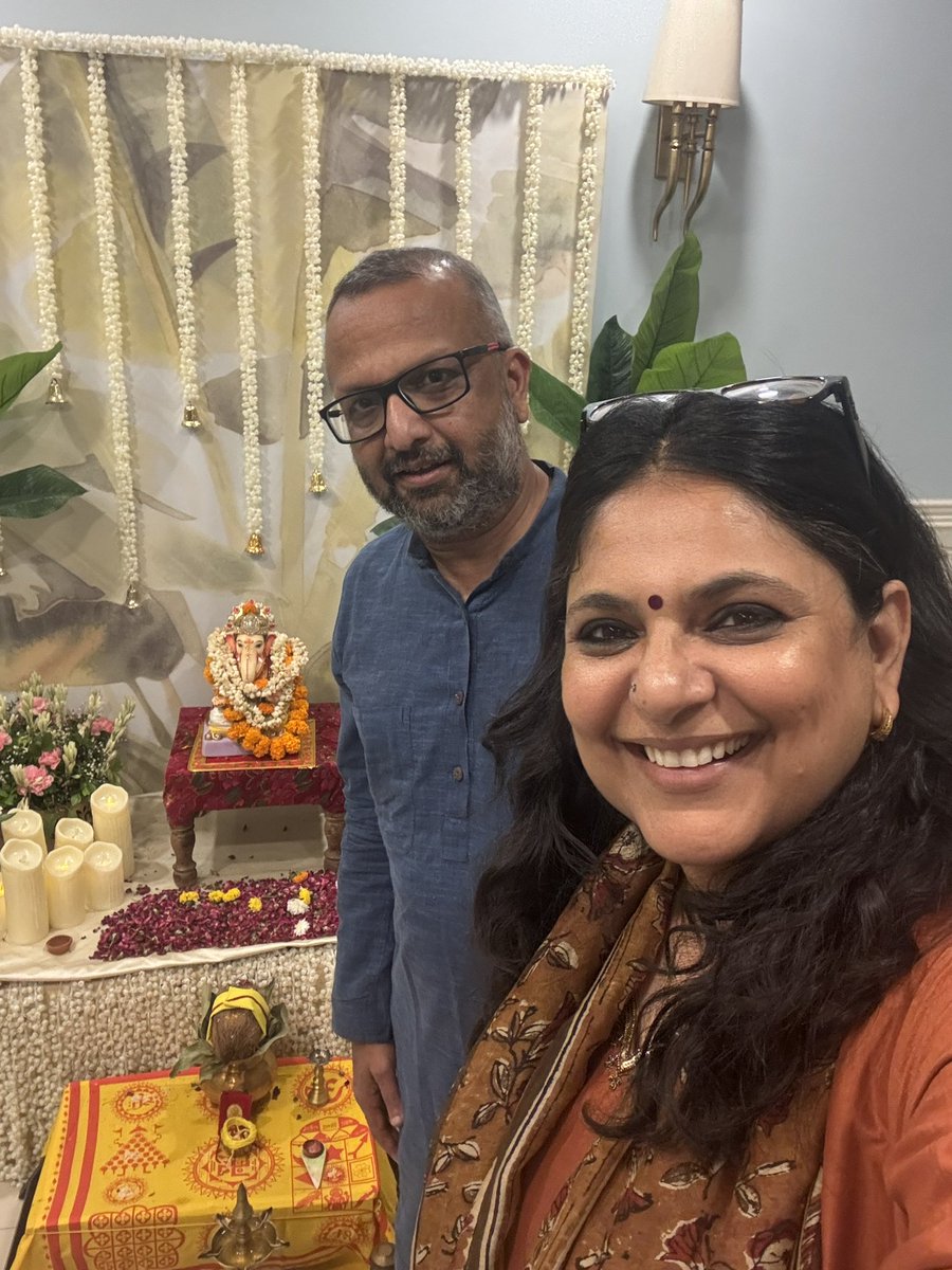richaanirudh's tweet photo. अनंत चतुर्दशी से पहले दो वरिष्ठ पत्रकारों @kumkumchadha जी और @milindkhandekar जी के घर पर और पश्चिम विहार की सोसाइटी आनंदवन में बाप्पा के दर्शन किए... 
आज बाप्पा की विदाई हो जाएगी....हम सबके जीवन में सुख ��्वास्थ्य समृद्धि और शांति हो.. बाप्पा से यही प्रार्थना है 🙏 https://t.co/r11RN7O5W6